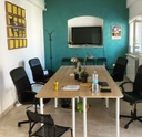Sala interna del coworking, con postazioni lavoro