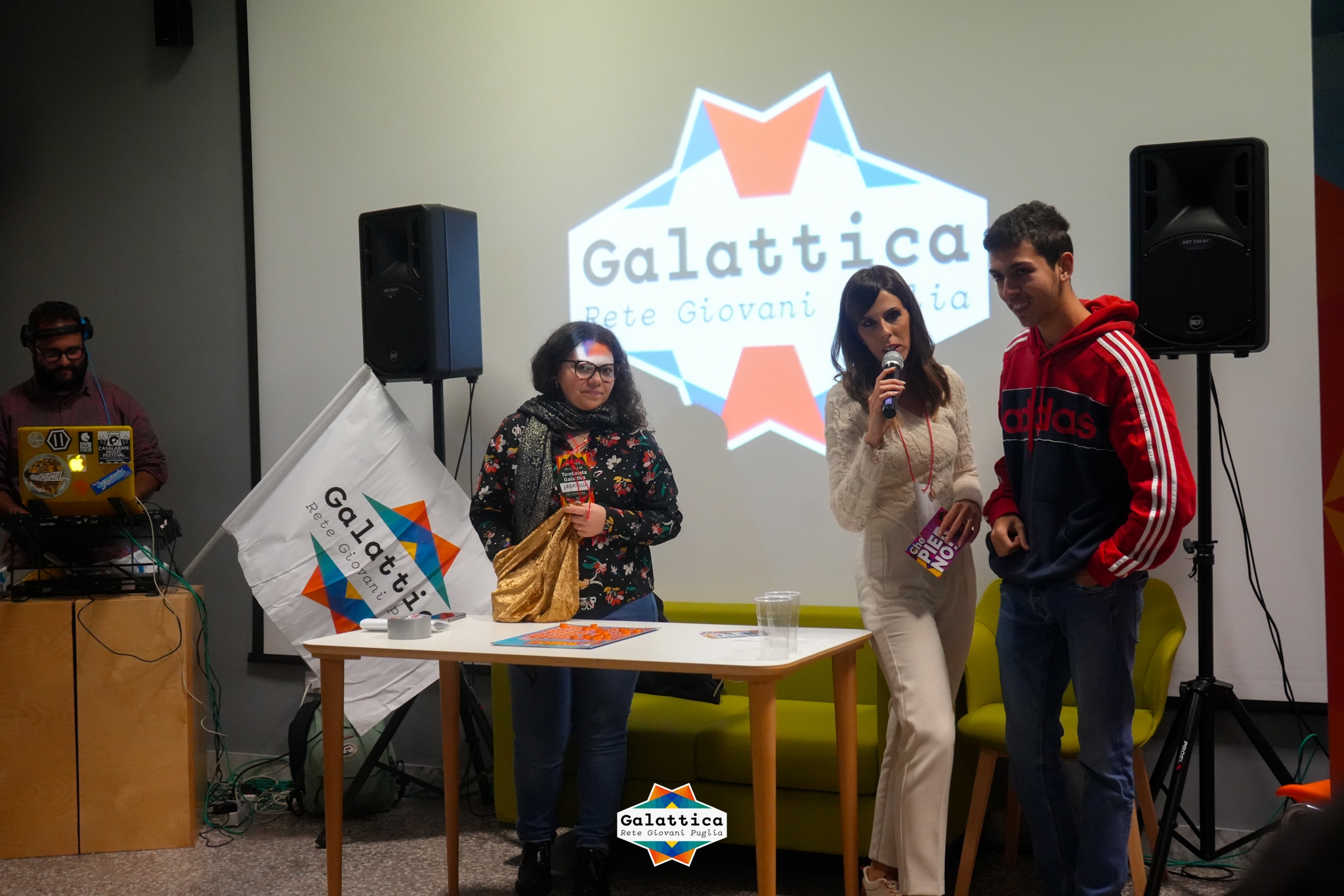 Presentatori pescano i numeri della tombola Evento "Tombolata Galattica" presso il Nodo di Trepuzzi