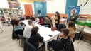 Gruppo dei partecipanti intorno al tavolo per il laboratorio "Statt Citt - Diamo voce ai giovani" presso il Nodo Galattica di Cisternino, 15 gennaio 2024