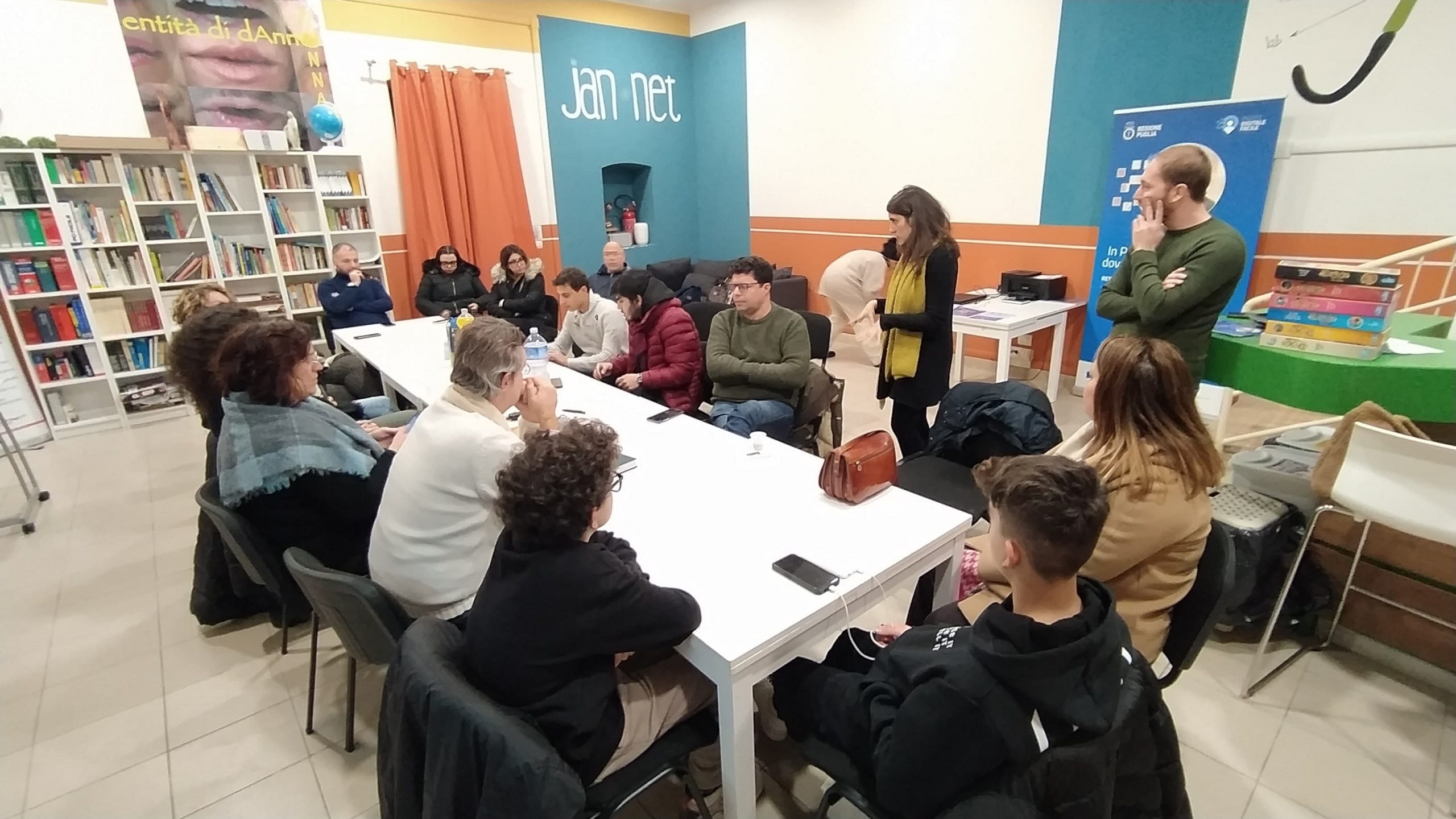 Gruppo dei partecipanti intorno al tavolo per il laboratorio "Statt Citt - Diamo voce ai giovani" presso il Nodo Galattica di Cisternino, 15 gennaio 2024