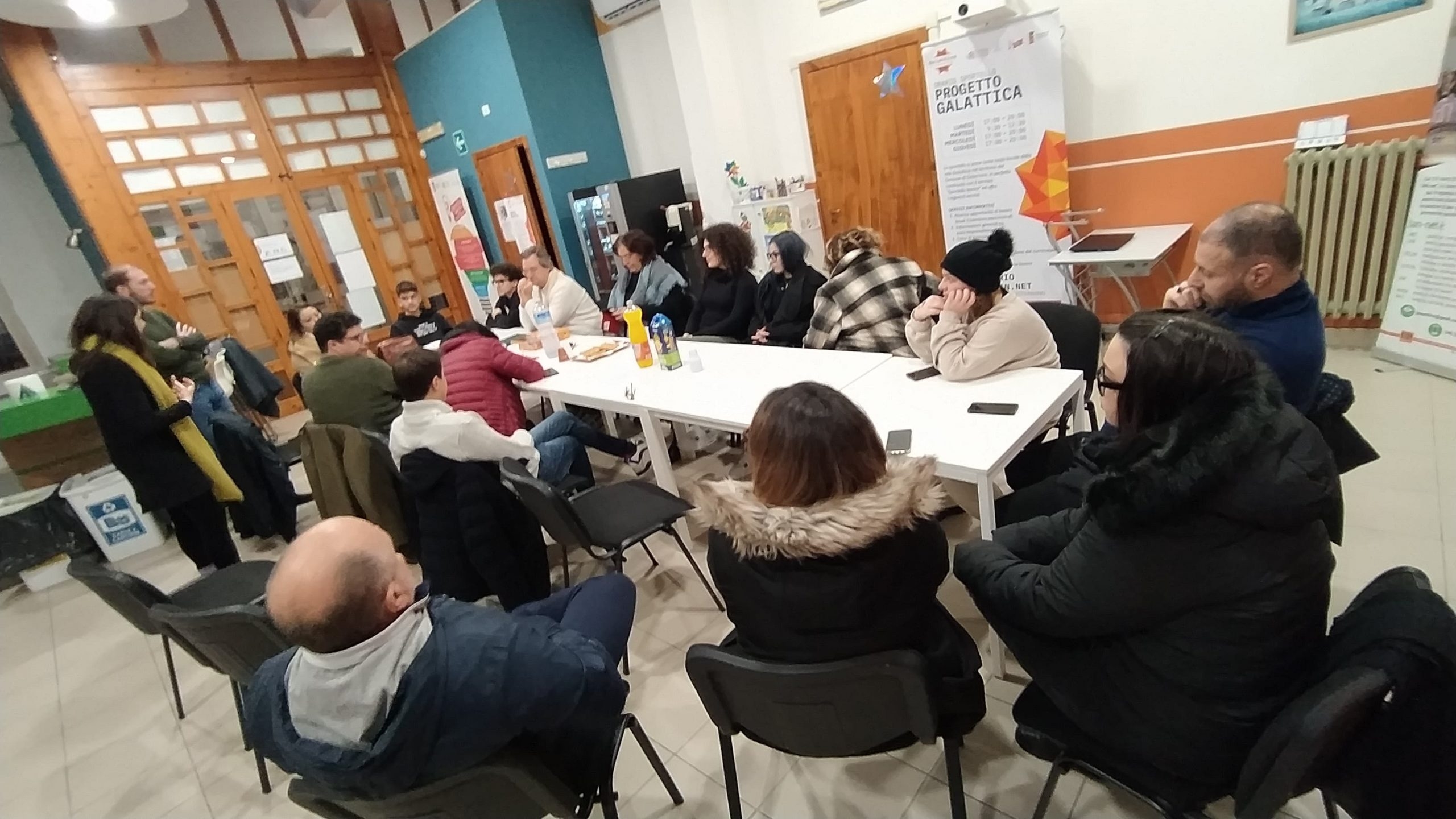 Gruppo dei partecipanti intorno al tavolo per il laboratorio "Statt Citt - Diamo voce ai giovani" presso il Nodo Galattica di Cisternino, 15 gennaio 2024