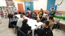 Gruppo dei partecipanti intorno al tavolo per il laboratorio "Statt Citt - Diamo voce ai giovani" presso il Nodo Galattica di Cisternino, 15 gennaio 2024