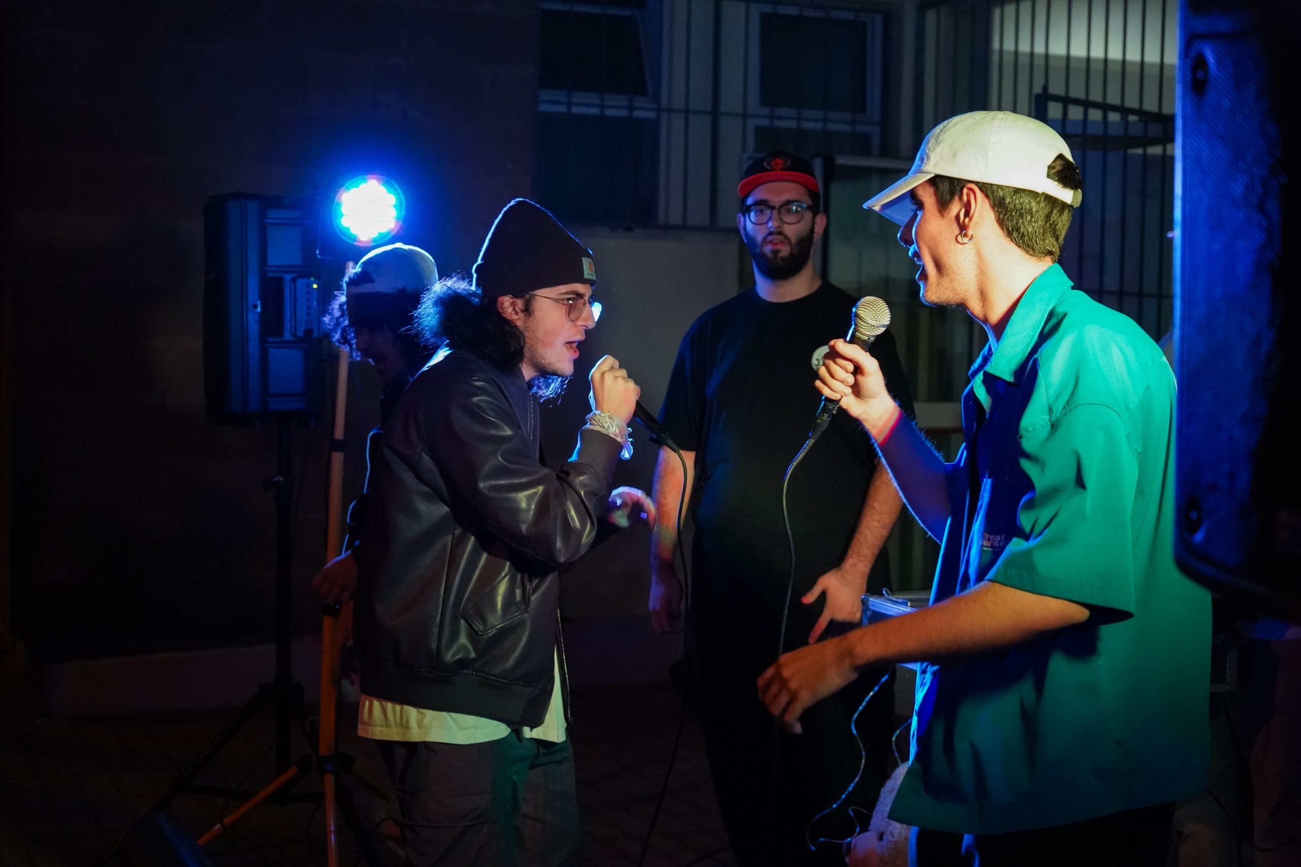 un gruppo di giovani canta durante "Gran Galà'ttica" evento di lancio del Nodo Galattica di Trepuzzi