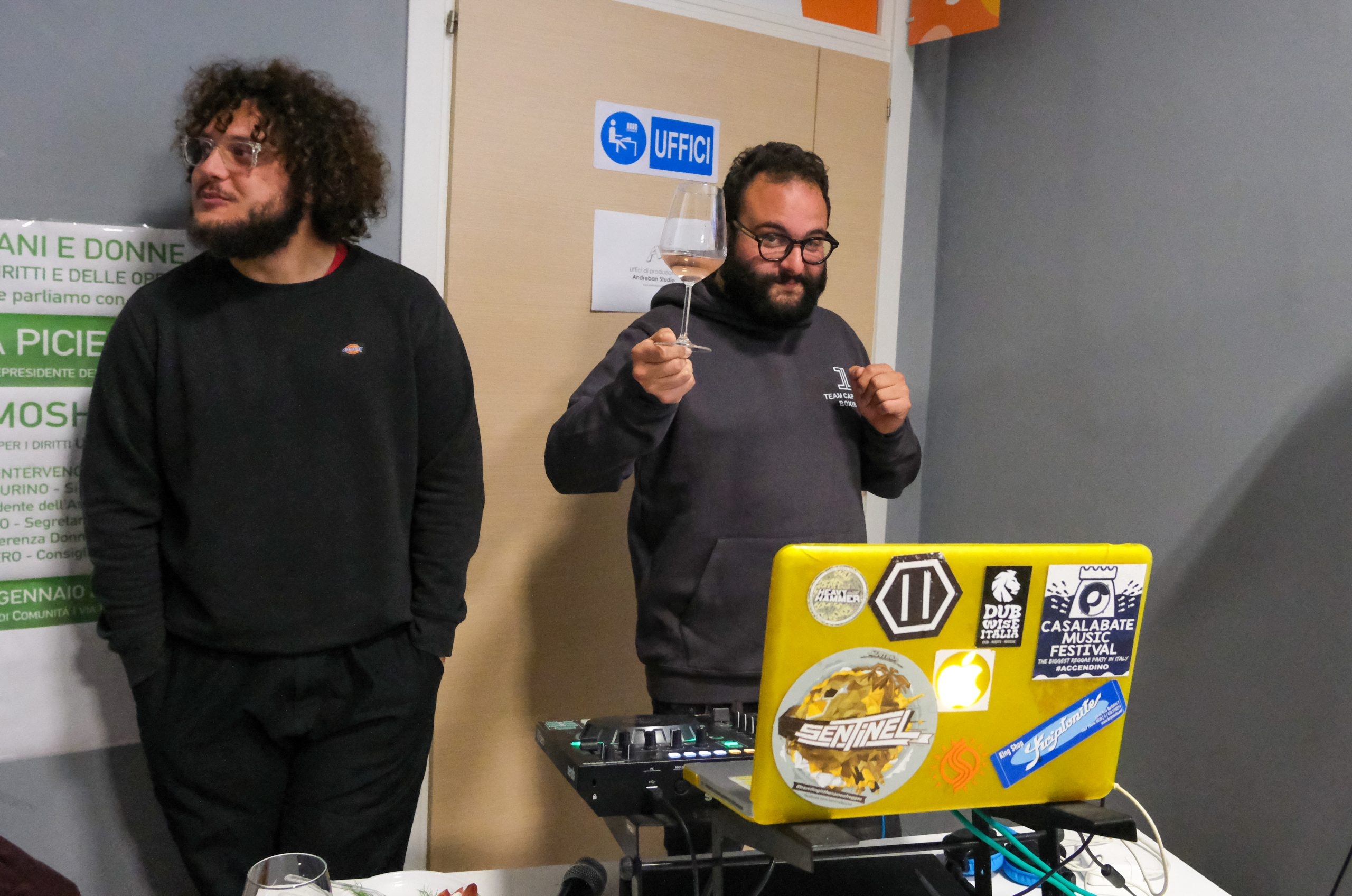 Un giovane DJ mette musica per l'evento "Enologicamente parlando" presso il Nodo Galattica di Trepuzzi