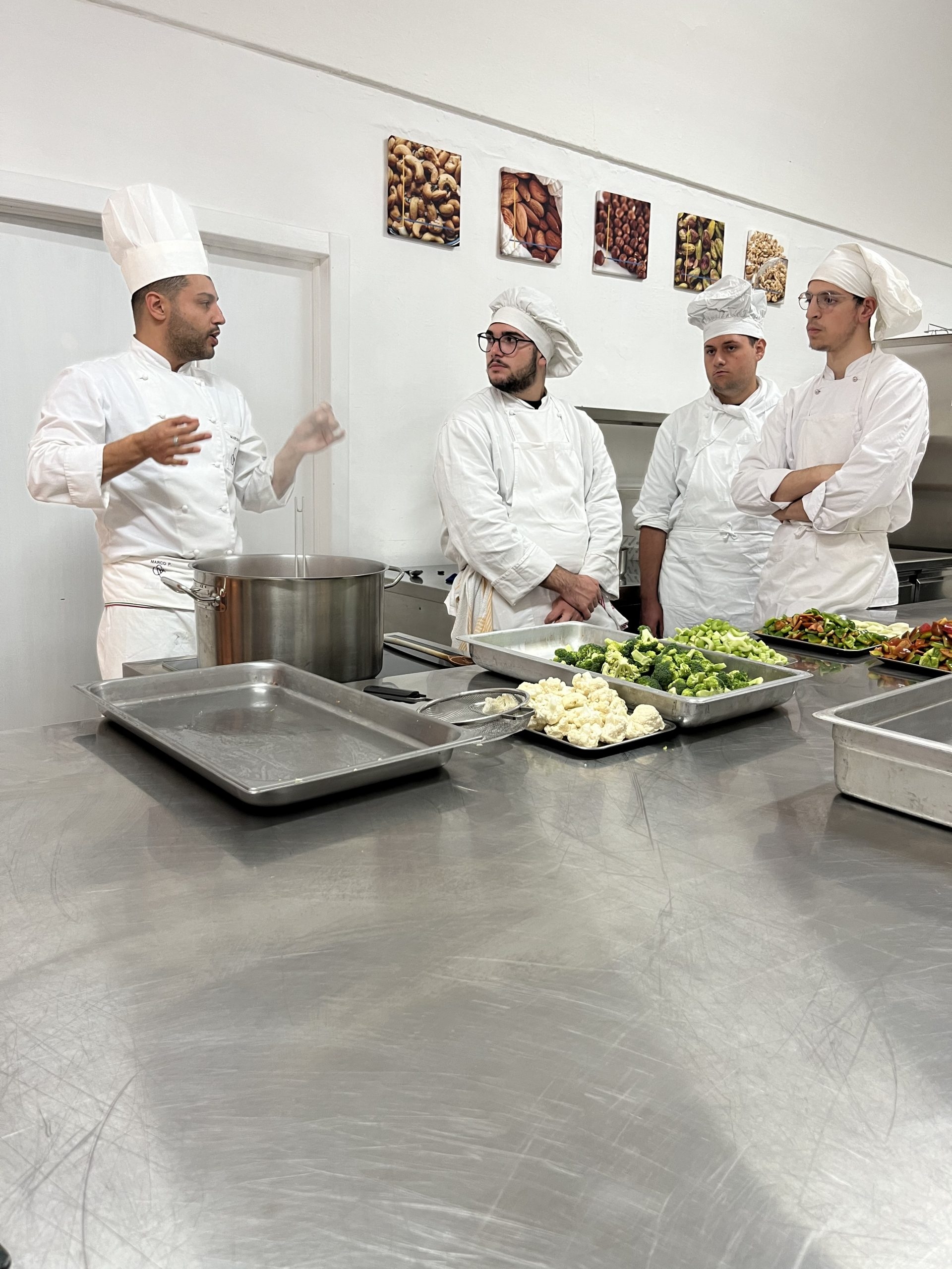 Partecipanti del Laboratorio di Skipper Chef presso il Nodo di Ceglie Messapica durante una lezione