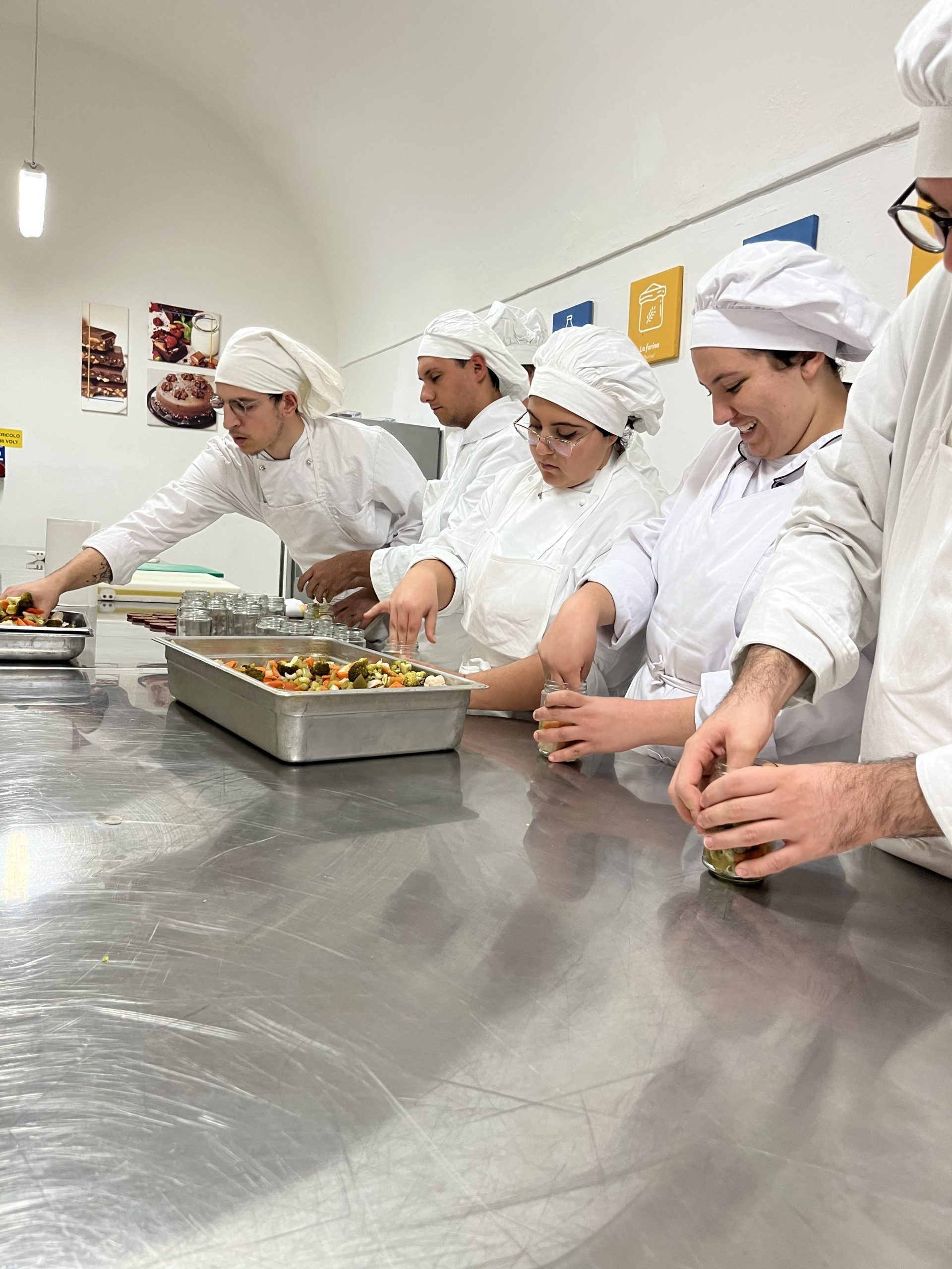 Partecipanti che cucinano durante il Laboratorio di Skipper Chef presso il Nodo di Ceglie Messapica