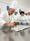 Partecipanti e docente che cucinano durante il Laboratorio di Skipper Chef presso il Nodo di Ceglie Messapica