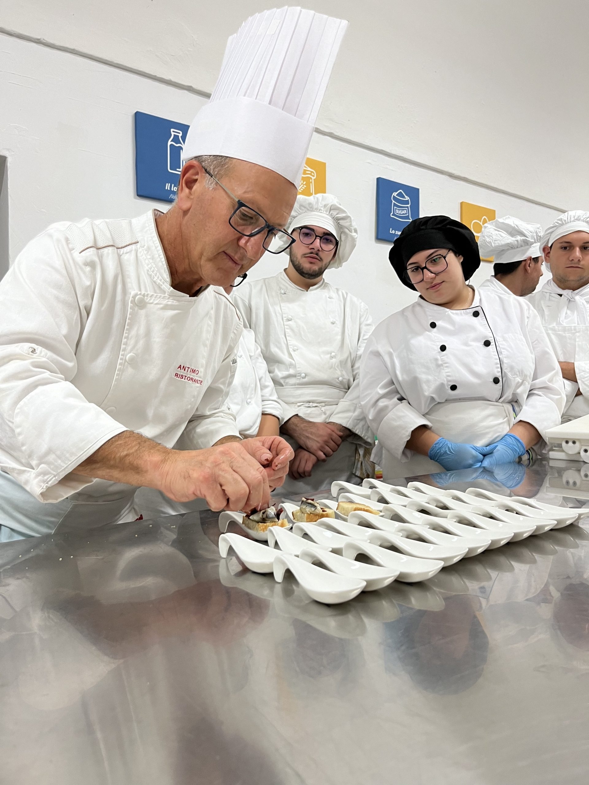 Partecipanti e docente che cucinano durante il Laboratorio di Skipper Chef presso il Nodo di Ceglie Messapica