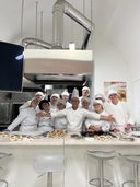 Partecipanti e docente posano per una foto di gruppo durante il Laboratorio di Skipper Chef presso il Nodo di Ceglie Messapica