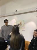 persona in piedi che indica foglio con scritte