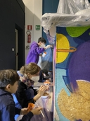 ragazzi che decorano un bancone