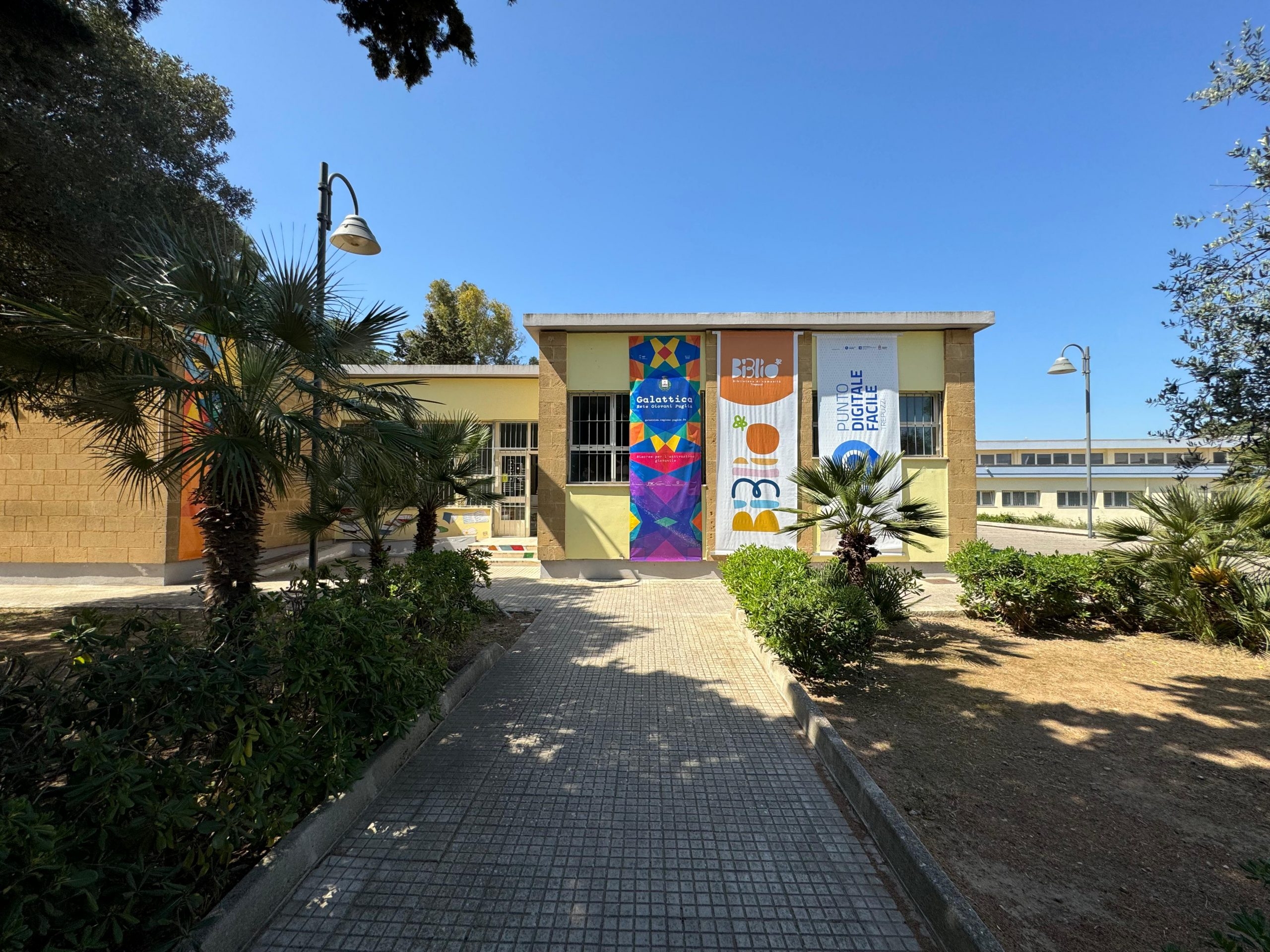 visione frontale dell'edificio e vialetto di accesso della biblioteca di comunità Bibliò