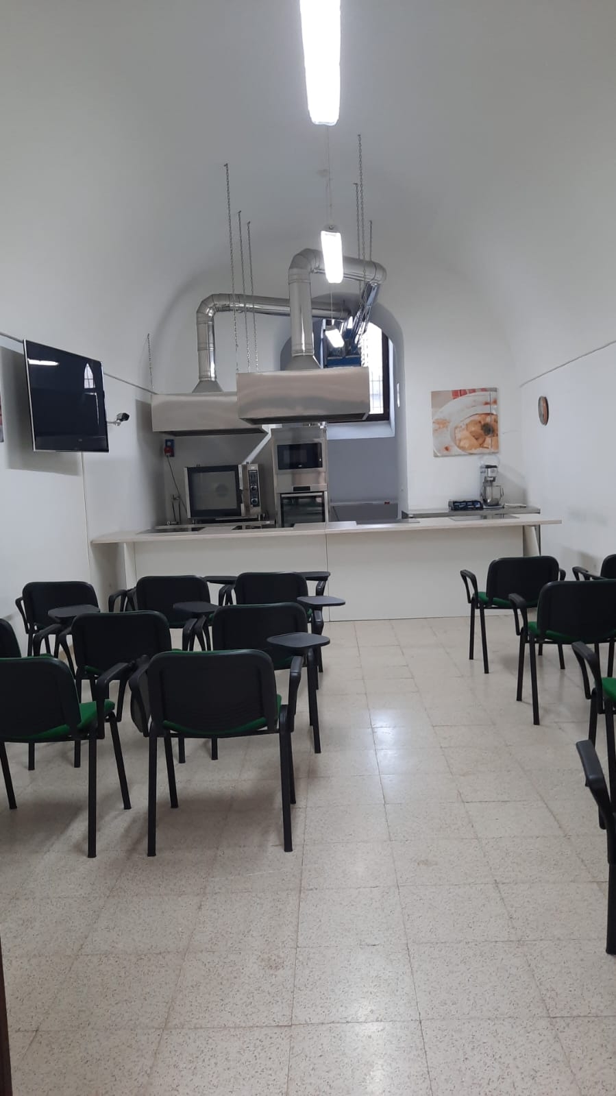 Aula didattica attrezzata per la scuola di cucina presente all'interno dello spazio che ospita il Nodo di Ceglie Messapica
