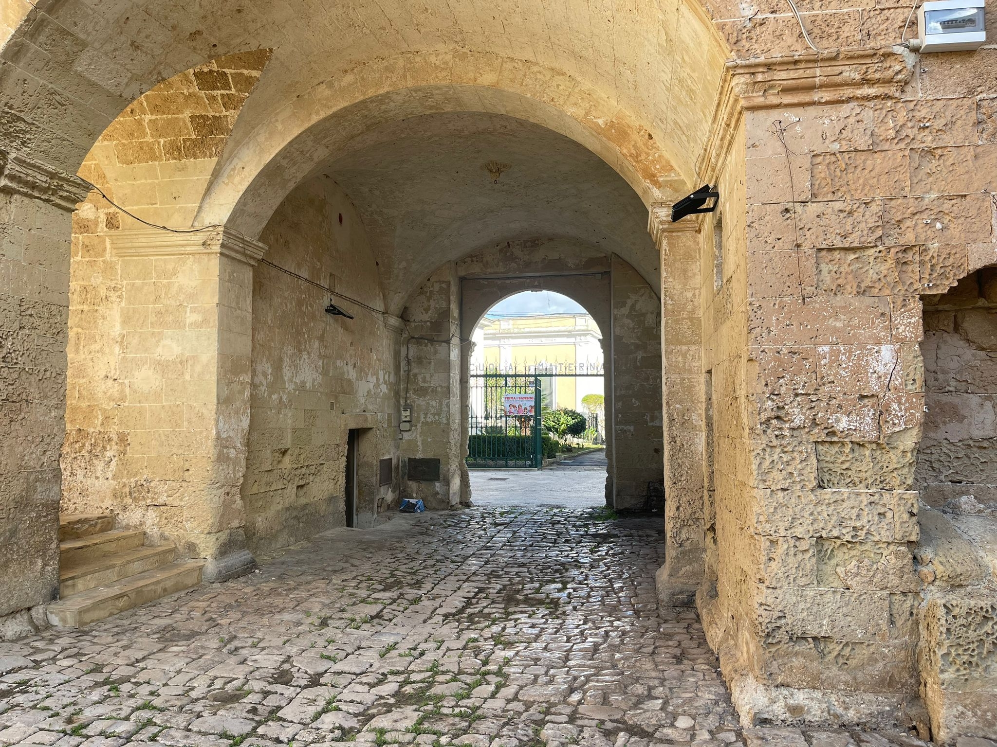 L'antico arco della città vecchia di Castrì con un'atmosfera storica.