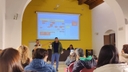 Un gruppo di persone in una sala guarda una presentazione