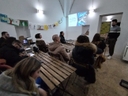 Un gruppo di persone in una sala guarda una presentazione