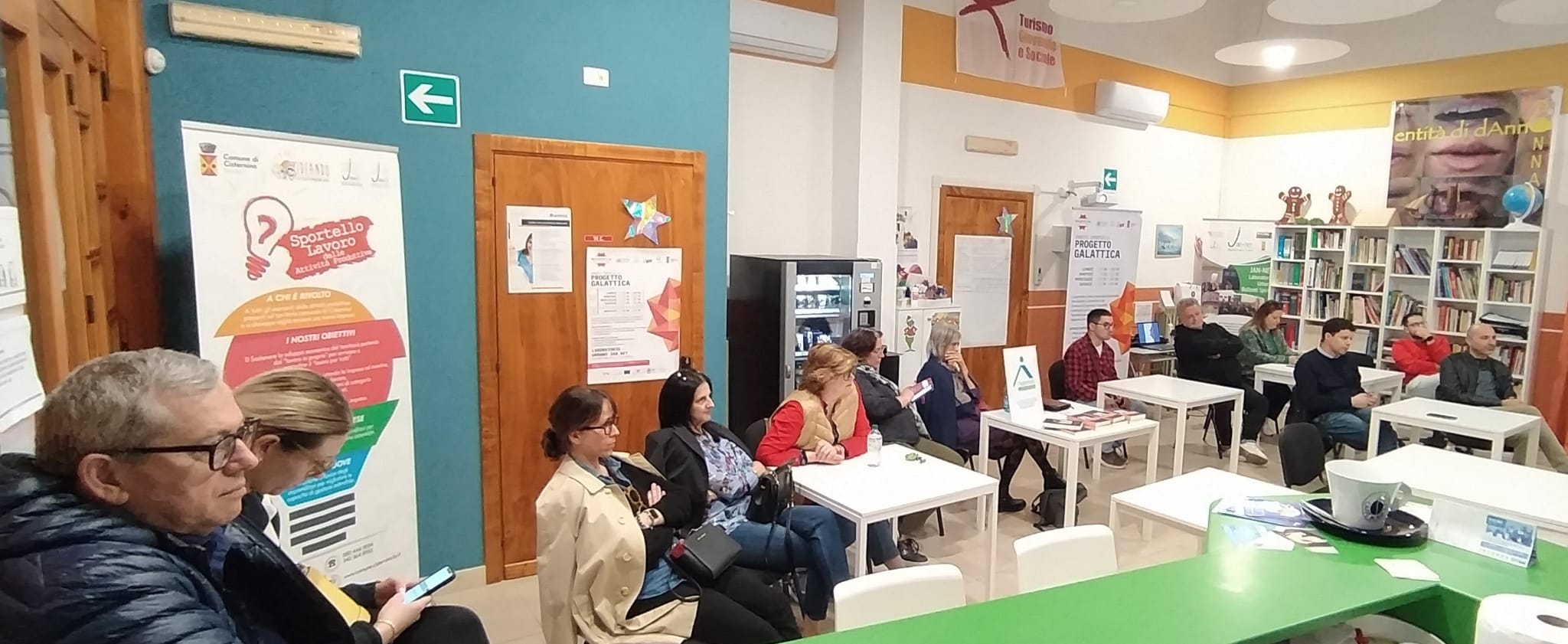 Persone sedute che assistono alla Presentazione del libro "il pozzo delle bambole" di Simona Baldelli, 15 aprile 2024
