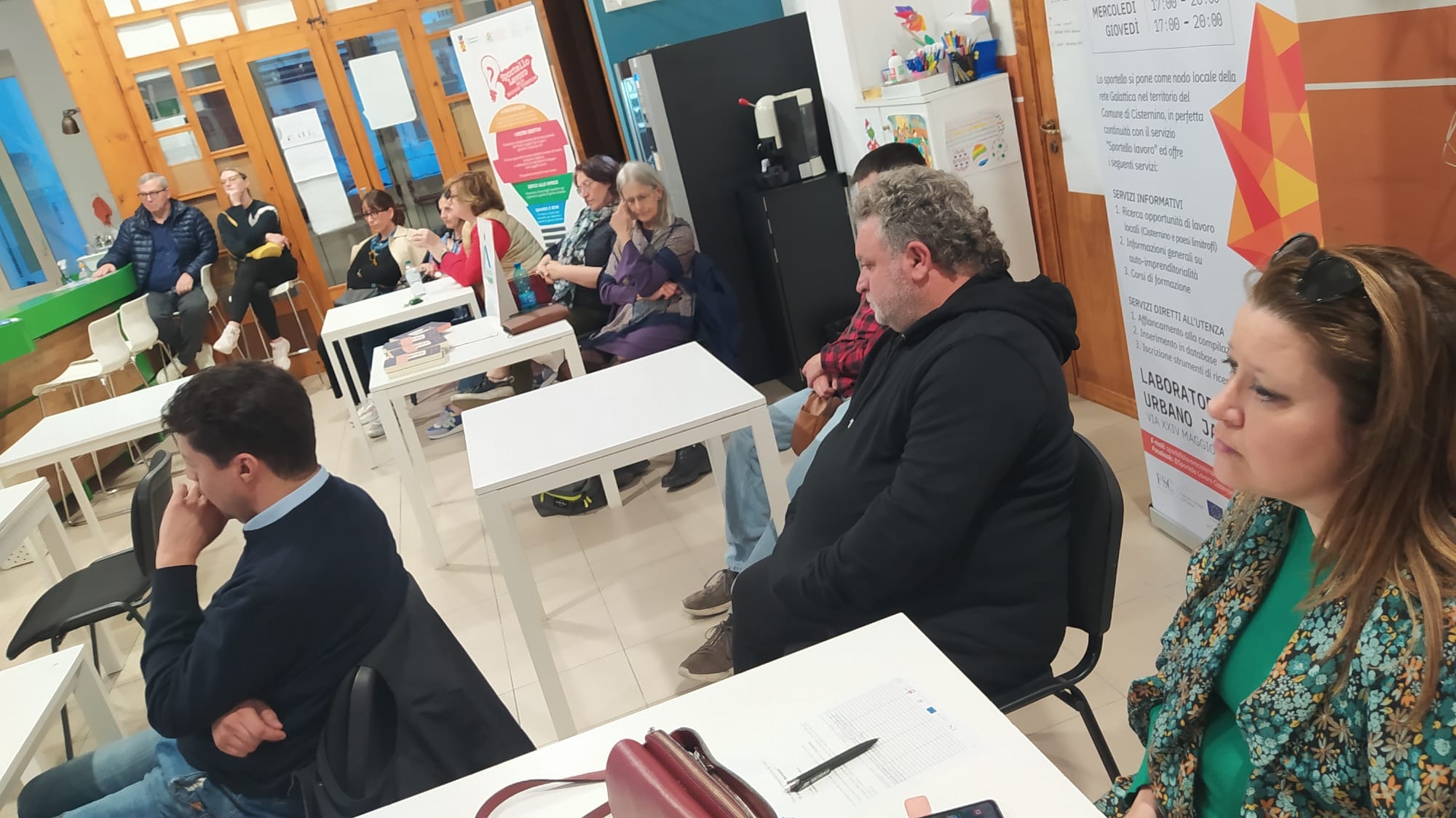Persone sedute che assistono alla Presentazione del libro "il pozzo delle bambole" di Simona Baldelli, 15 aprile 2024