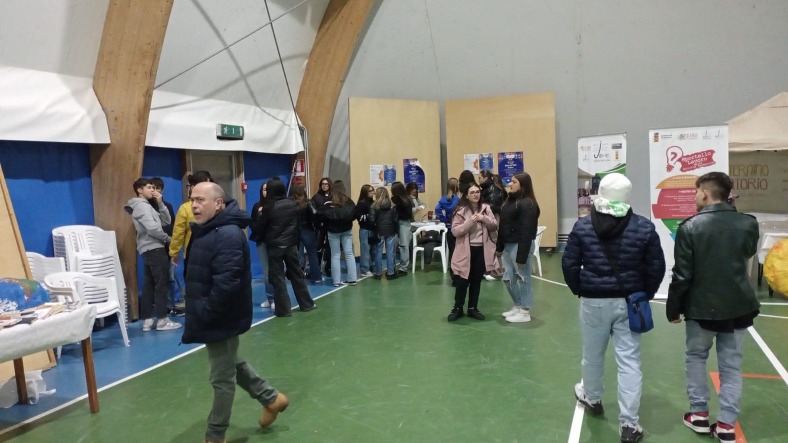 persone presetni all'interno del Palasport dove si è tenuta l'Inaugurazione del Nodo Galattica di Cisternino, 18 novembre 2023