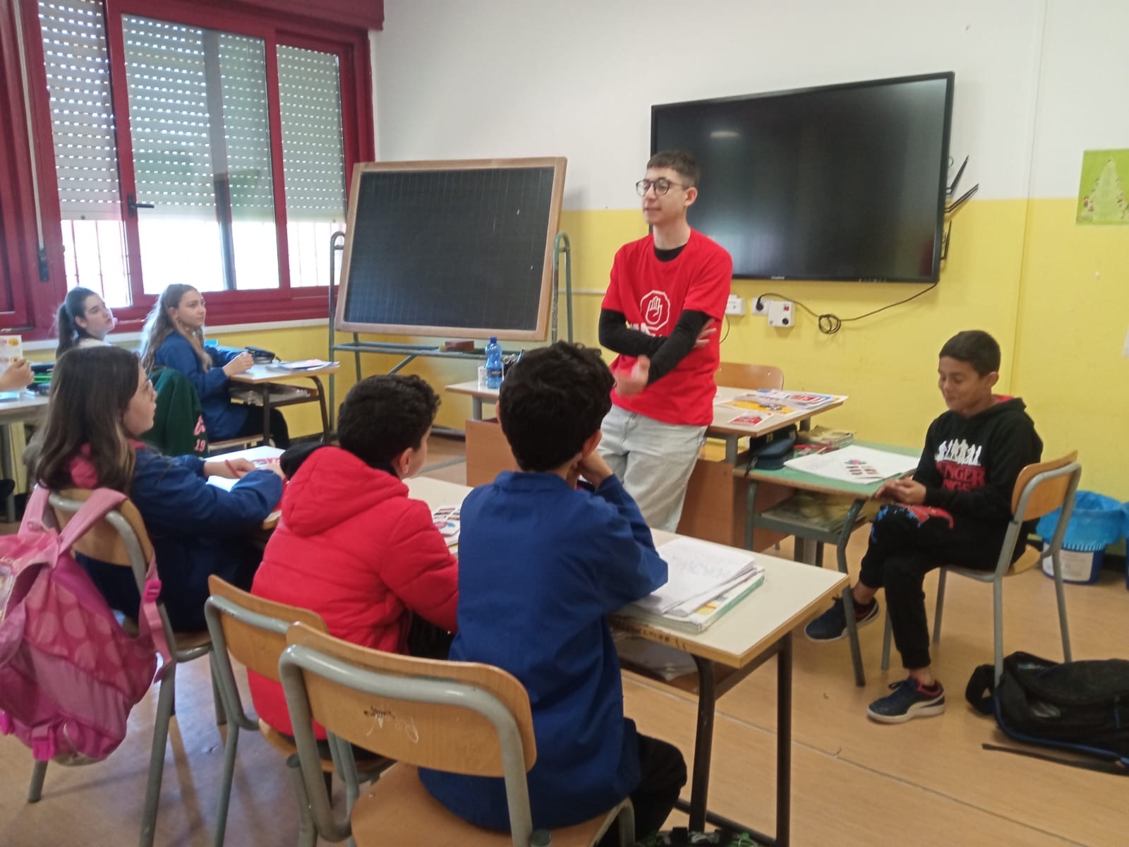 Membro del Team di MABASTA che parla di bullismo in una classe delle elementari