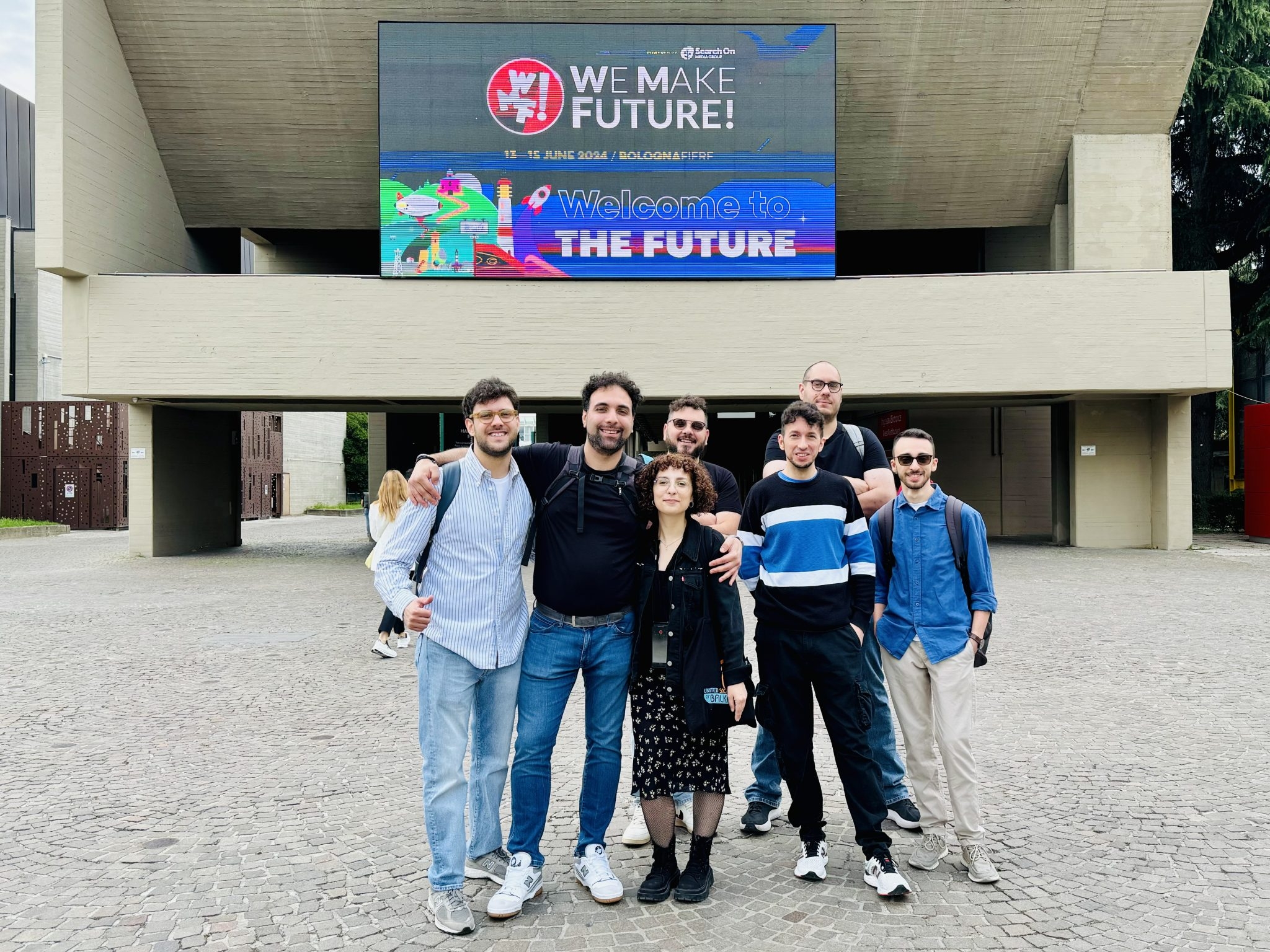 Foto di gruppo del Team di Luoghi Comuni all'ingresso dell'evento 