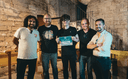 4 uomini e 1 ragazzo in posa per la foto per la premiazione della Game Pitch Challenge