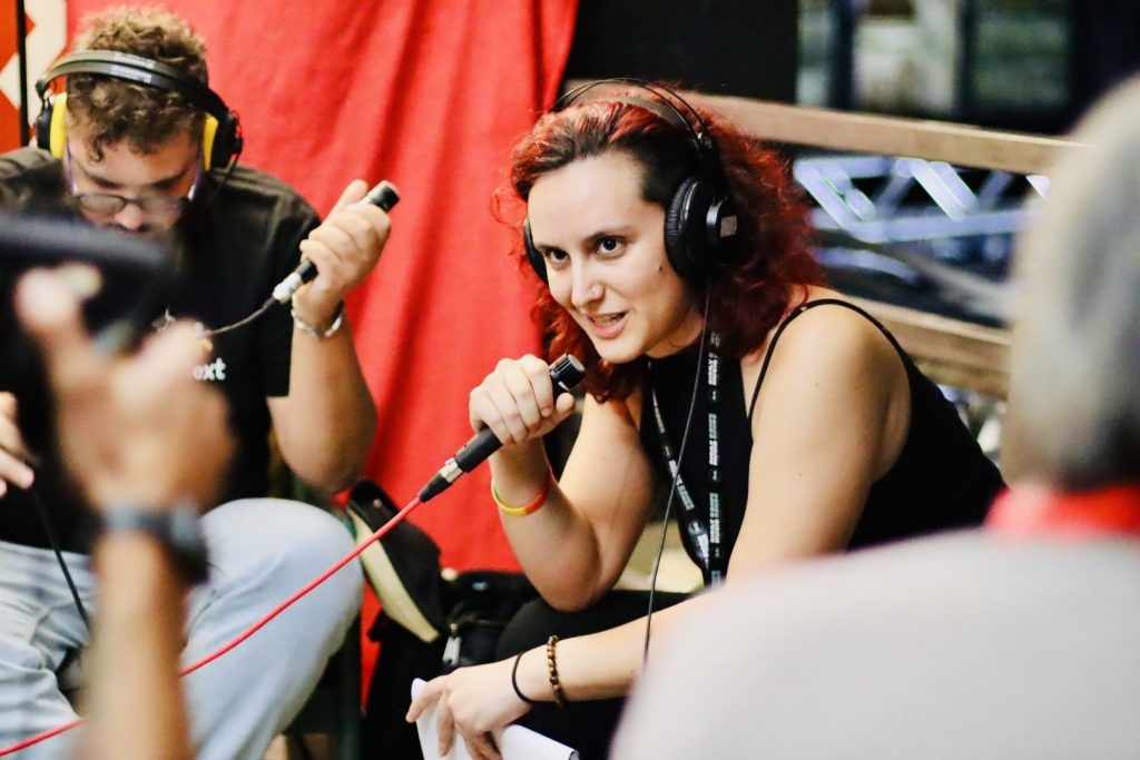 Ragazza del Team di Radio Luoghi Comuni durante il Keep On Live Fest 2024 di Palermo