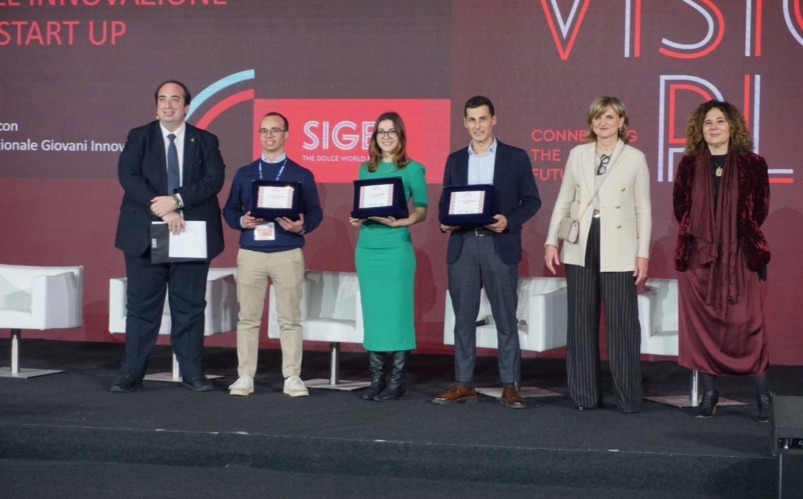 Vincitori del premio Sigep 2024 posano per una foto