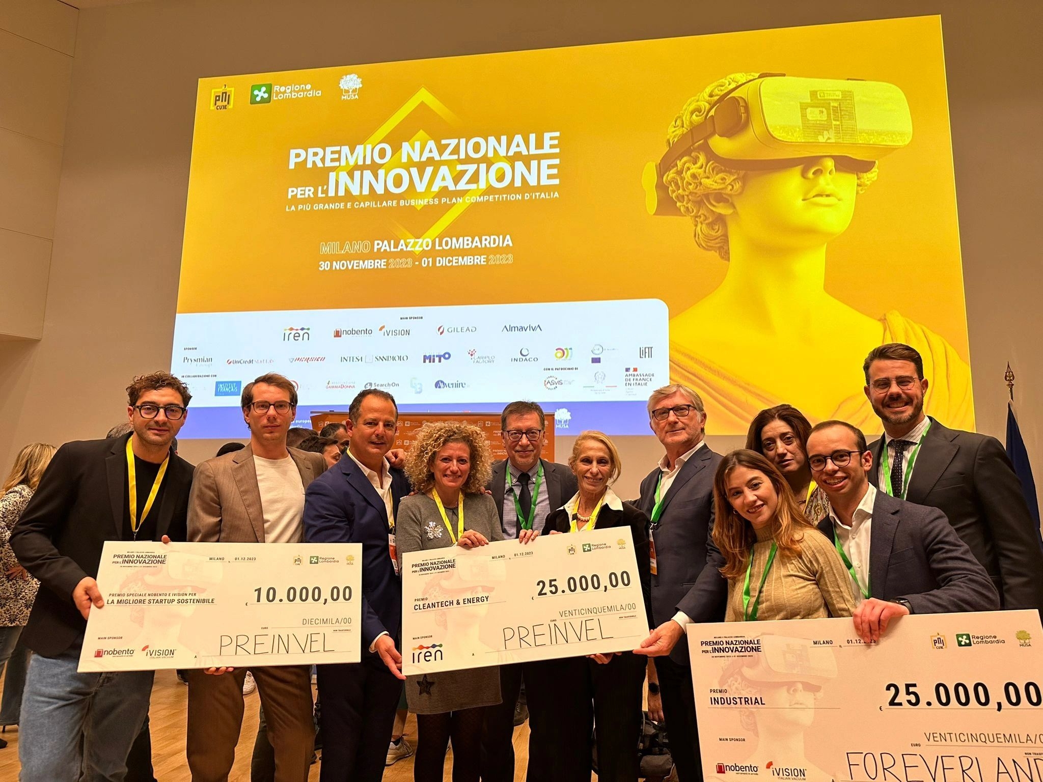 Foto di gruppo del team di Foreverland al Premio Nazionale per l’Innovazione