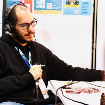 Giuseppe Iaffaldano di ExViri a Noicattaro al Womex 2024 durante una trasmissione radiofonica