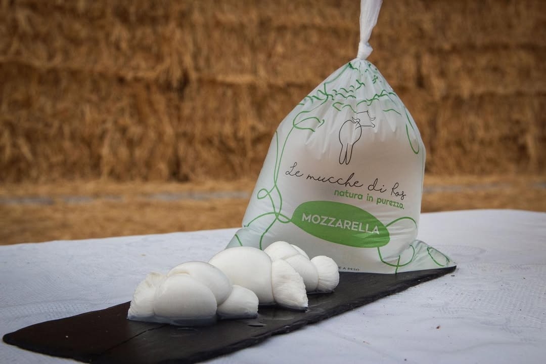 Sacchetto di mozzarella Le Mucche di Ros con nodini freschi su un piatto nero