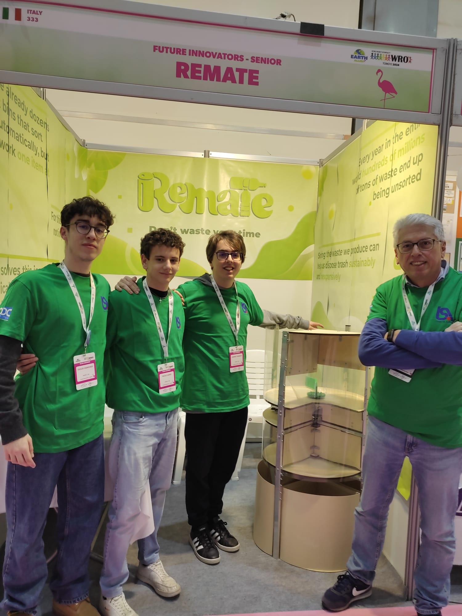 Il Team Remate e il Professore Somma posano nello stand di presentazione durante l’evento Future Innovators Senior, mostrando il prototipo innovativo