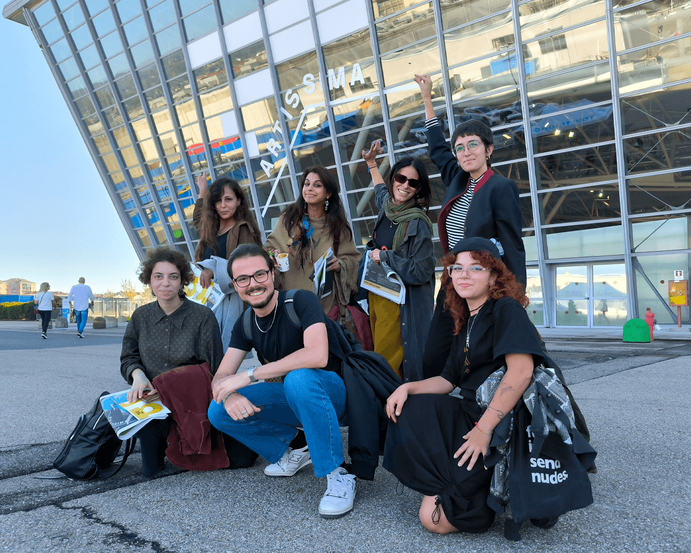 Il team di Percorsi d’Impresa posa per una foto di gruppo davanti all’ingresso della fiera Artissima 2024 a Torino