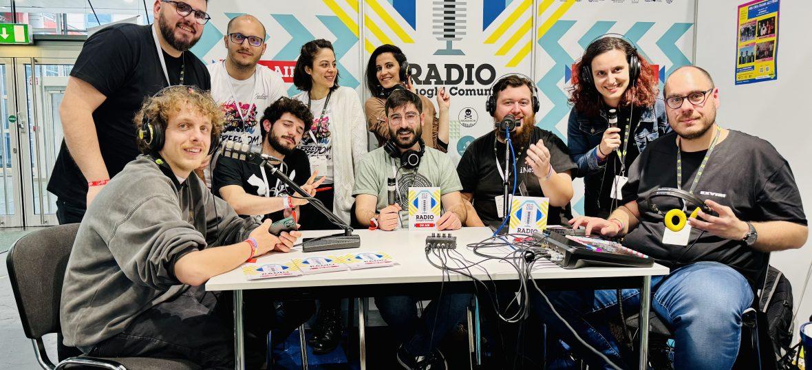 Gruppo di giovani con cuffie in una postazione radio