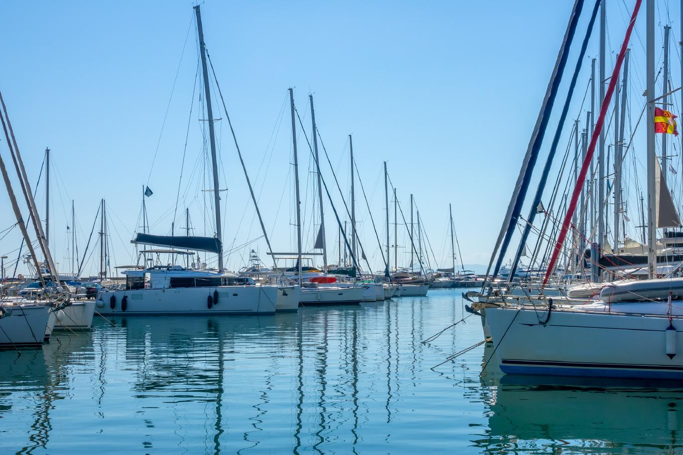 Un porto con barche a vela