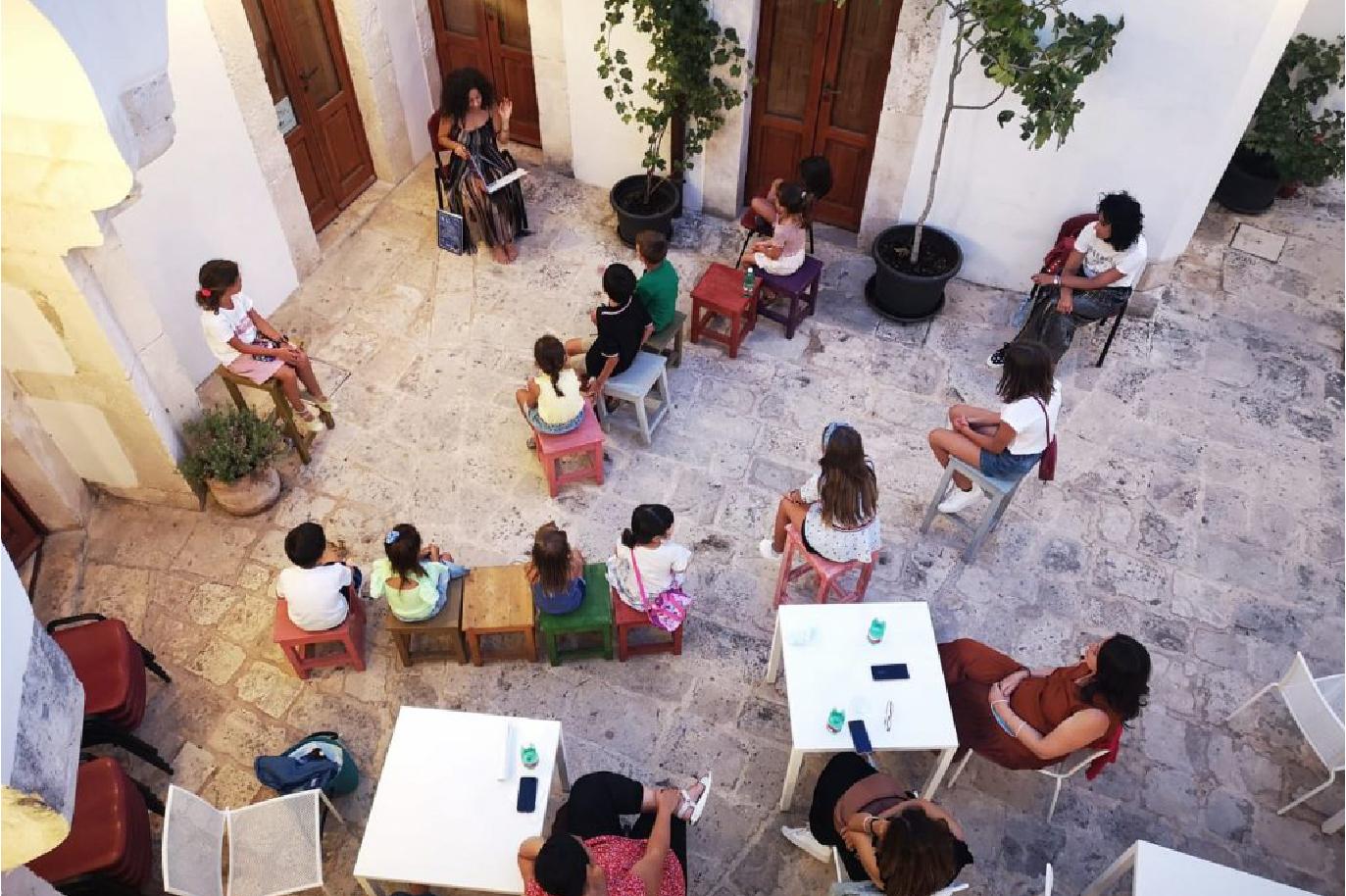 Gruppo di persone sedute all'aperto durante un incontro