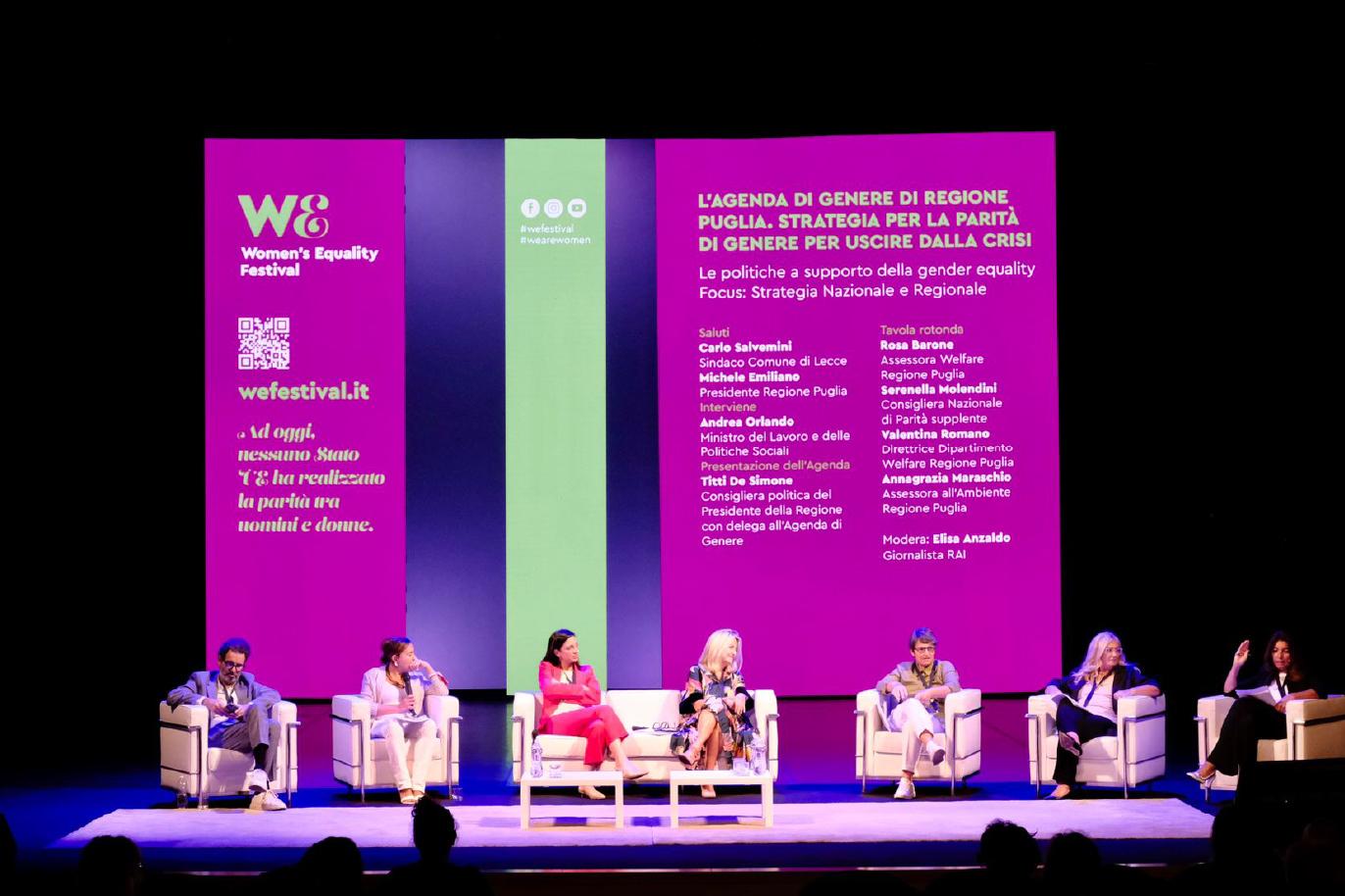 Donne sul palco durante il Women’s Equality Festival