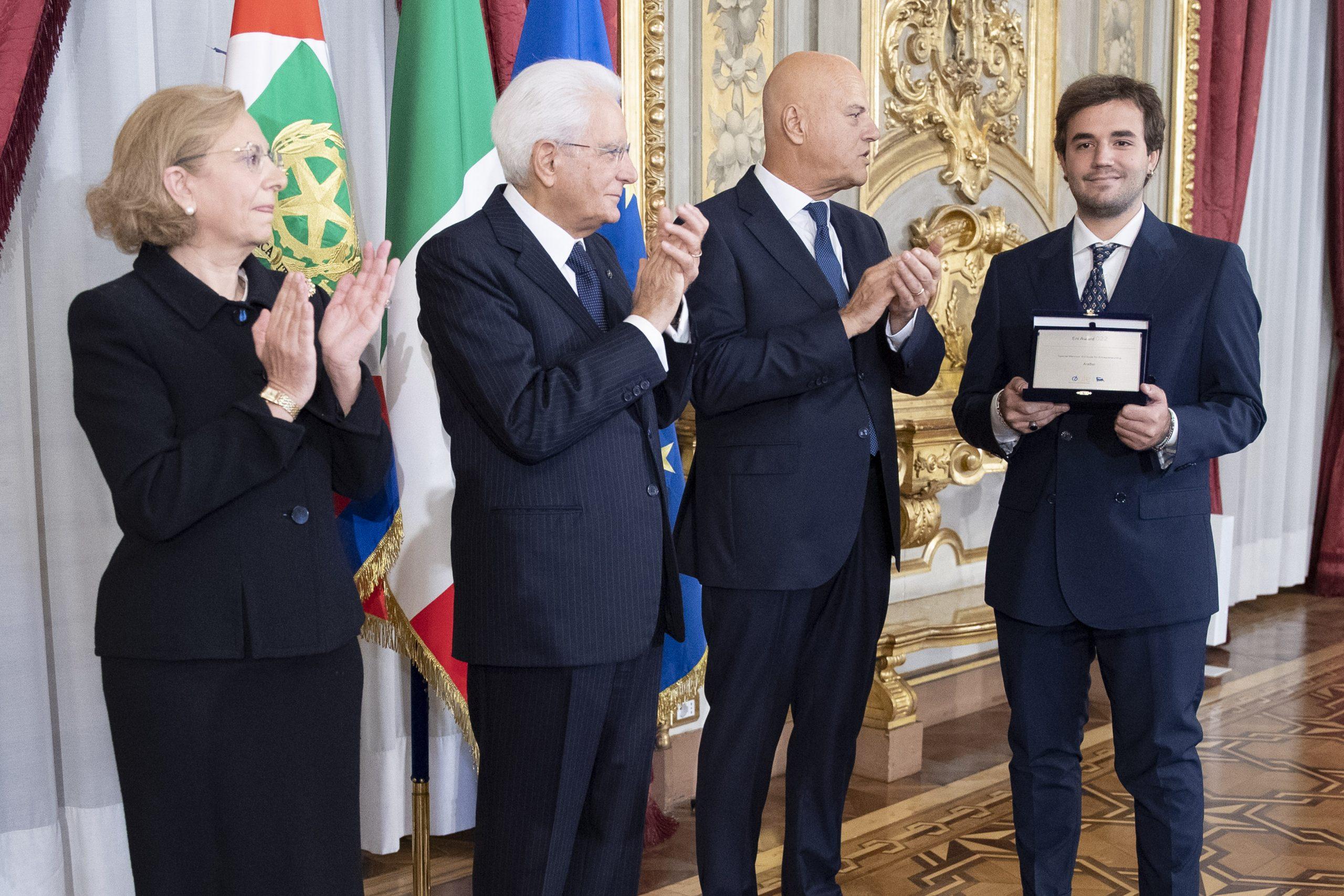 Il Presidente della Repubblica Sergio Mattarella con i vincitori Eni Award 2022