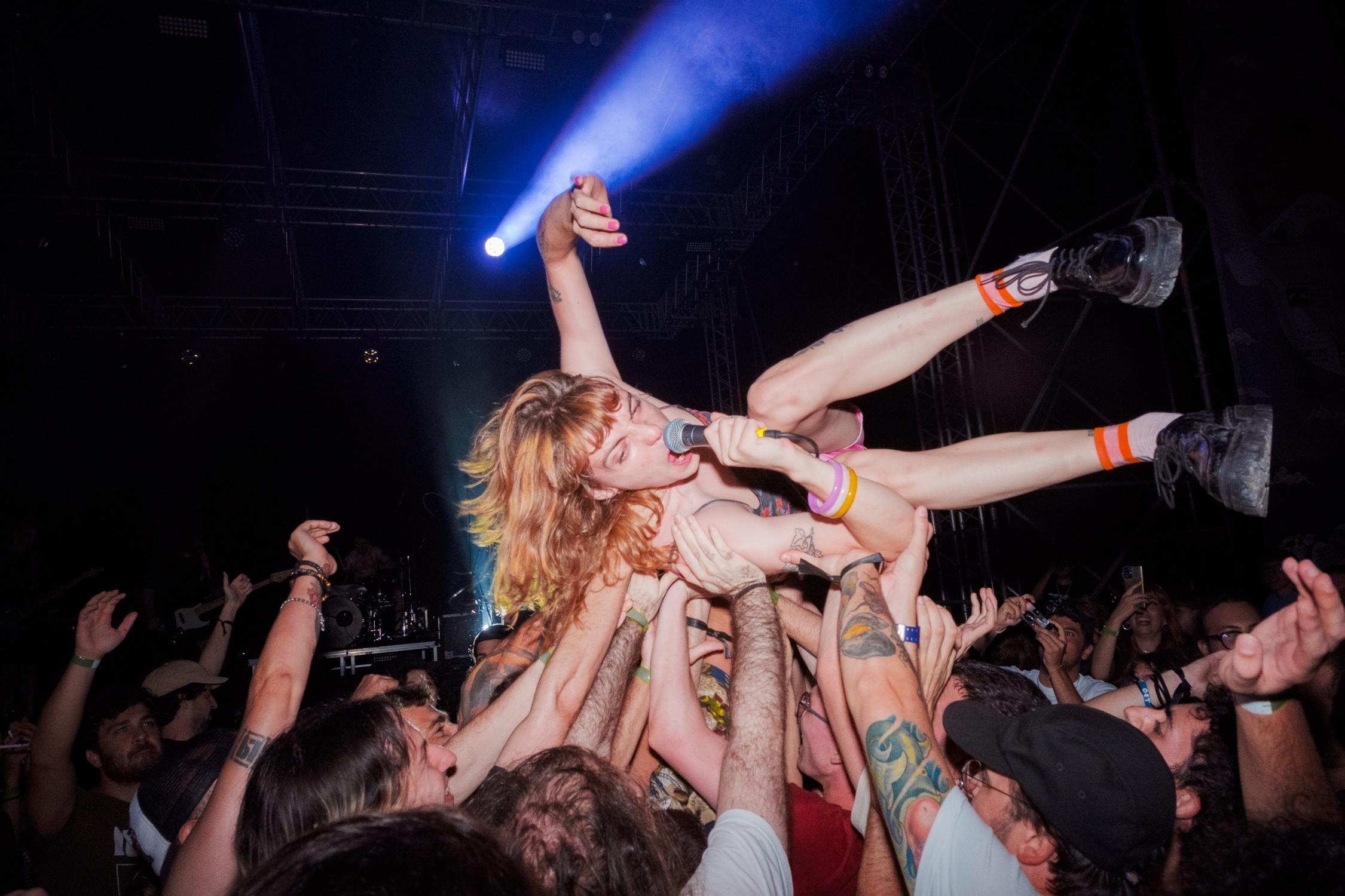 Esibizione di una cantante durante il Distorsioni Festival