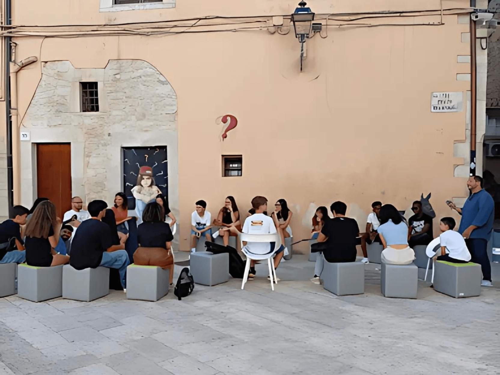 Gruppo di ragazzi e ragazze seduti insieme a Corato