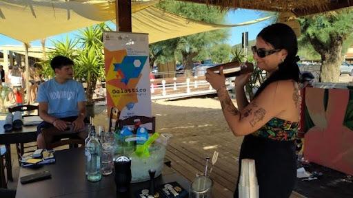 Ragazza che prepara un cocktail al Nodo di San Nicandro Garganico