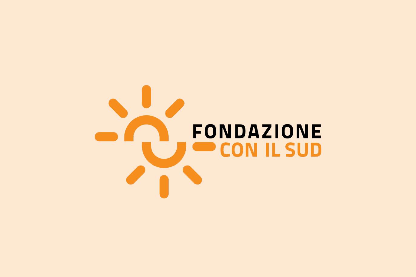 Logo di Fondazione Con il Sud su sfondo arancione pastello