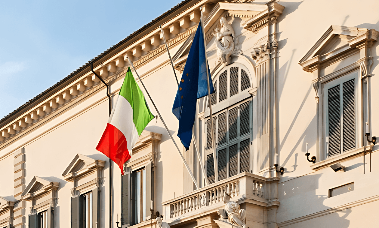 Facciata del Palazzo del Quirinale a Roma con le bandiere italiana ed europea