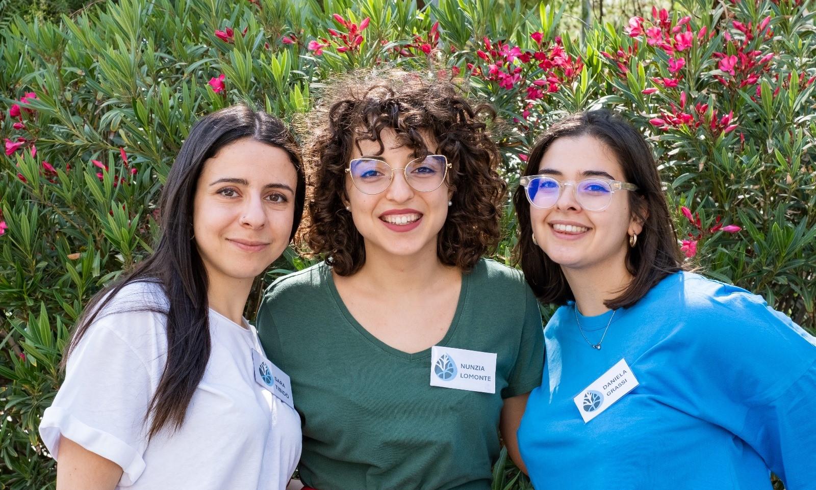 Foto di gruppo di tre giovani donne sorridenti