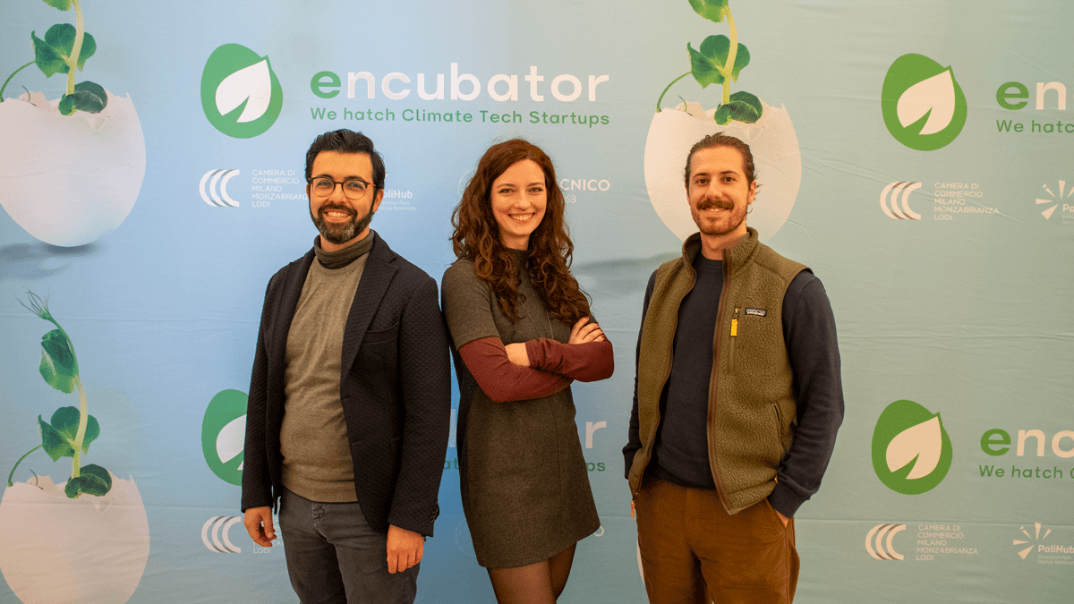 Il team di BeadRoots posizionato davanti al banner di Encubator, un incubatore dedicato alle startup Climate Tech