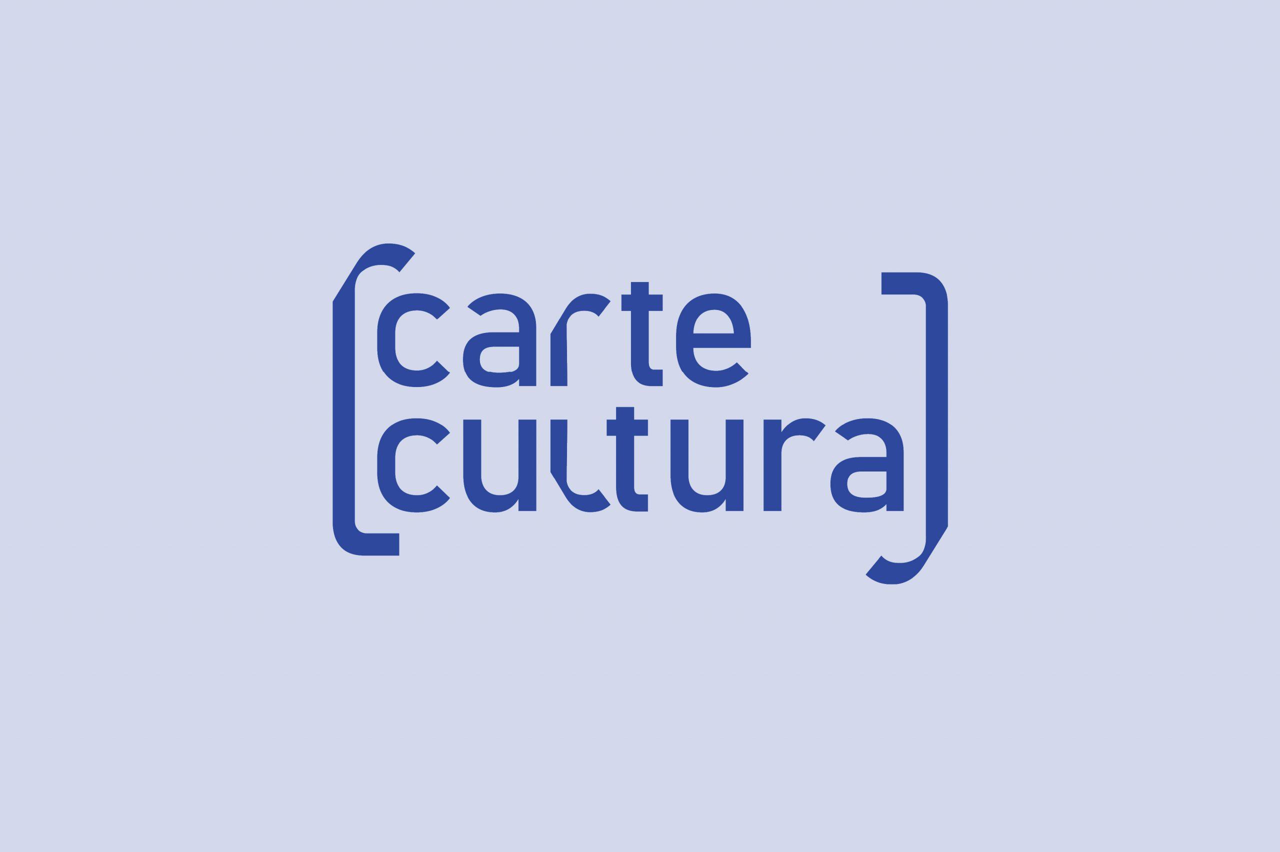 Logo di “Carte Cultura” su sfondo azzurro, con scritta blu racchiusa tra parentesi stilizzate.