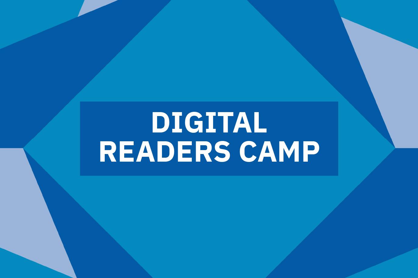 Web banner del Digital Readers Camp, con sfondo geometrico in diverse tonalità di blu e il titolo dell’evento in bianco su una banda centrale blu scuro.