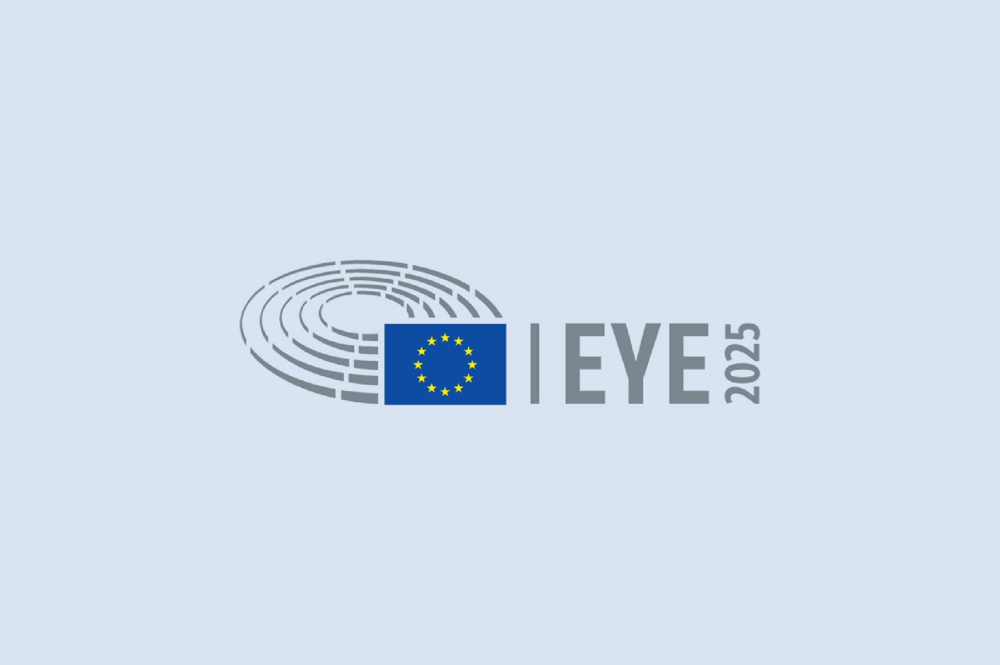 Logo dell’European Youth Event (EYE) 2025, con l’icona stilizzata dell’emiciclo del Parlamento Europeo, la bandiera dell’UE e il testo EYE 2025 su sfondo chiaro