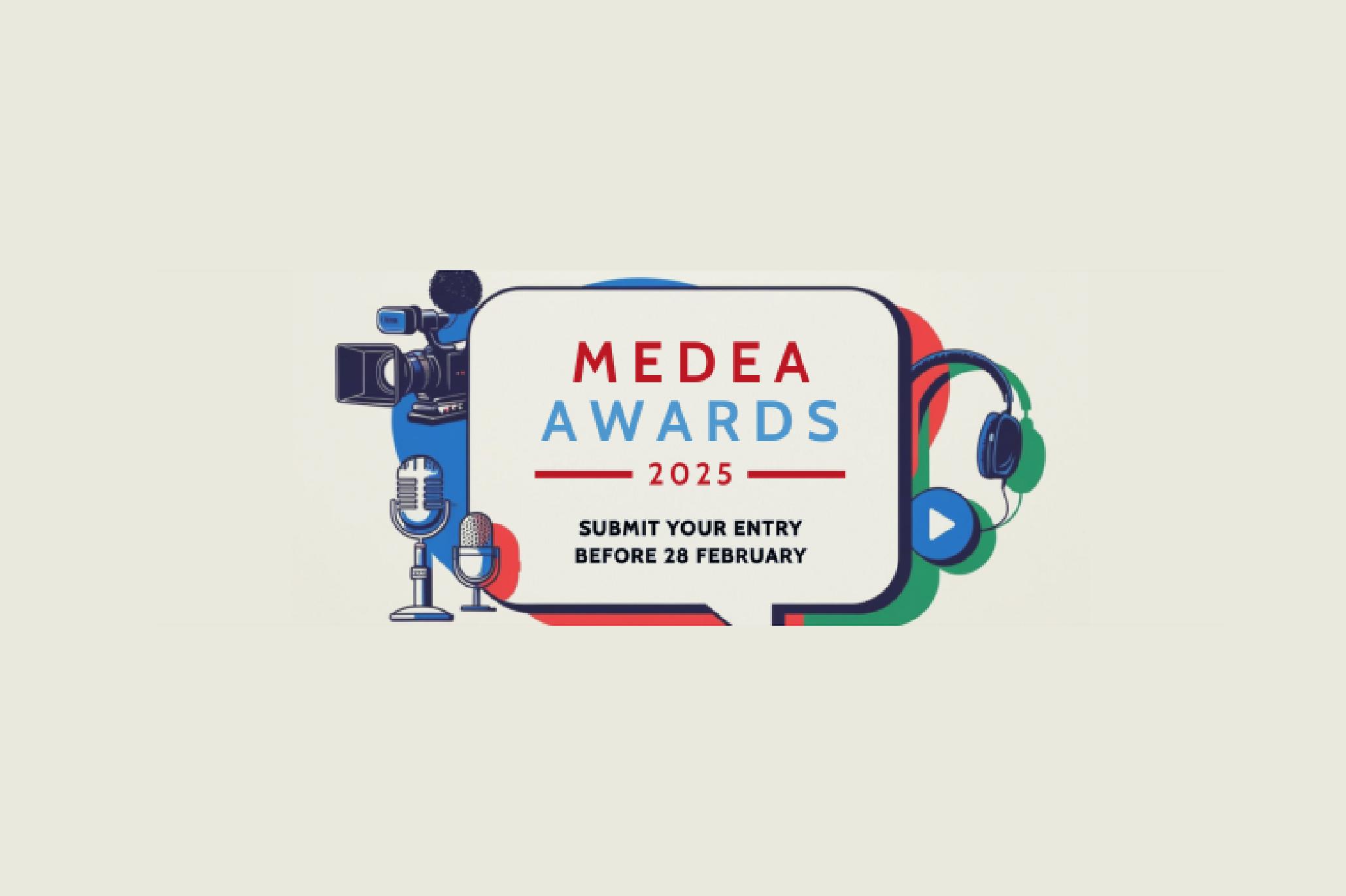 anner promozionale per i MEDEA Awards 2025, concorso dedicato ai migliori contenuti multimediali educativi. Il design include una grafica stilizzata con elementi legati al mondo dei media, come telecamere, microfoni e cuffie, in tonalità di blu, rosso e verde. Al centro, un fumetto evidenzia la scadenza per la presentazione delle candidature: 28 febbraio 2025.
