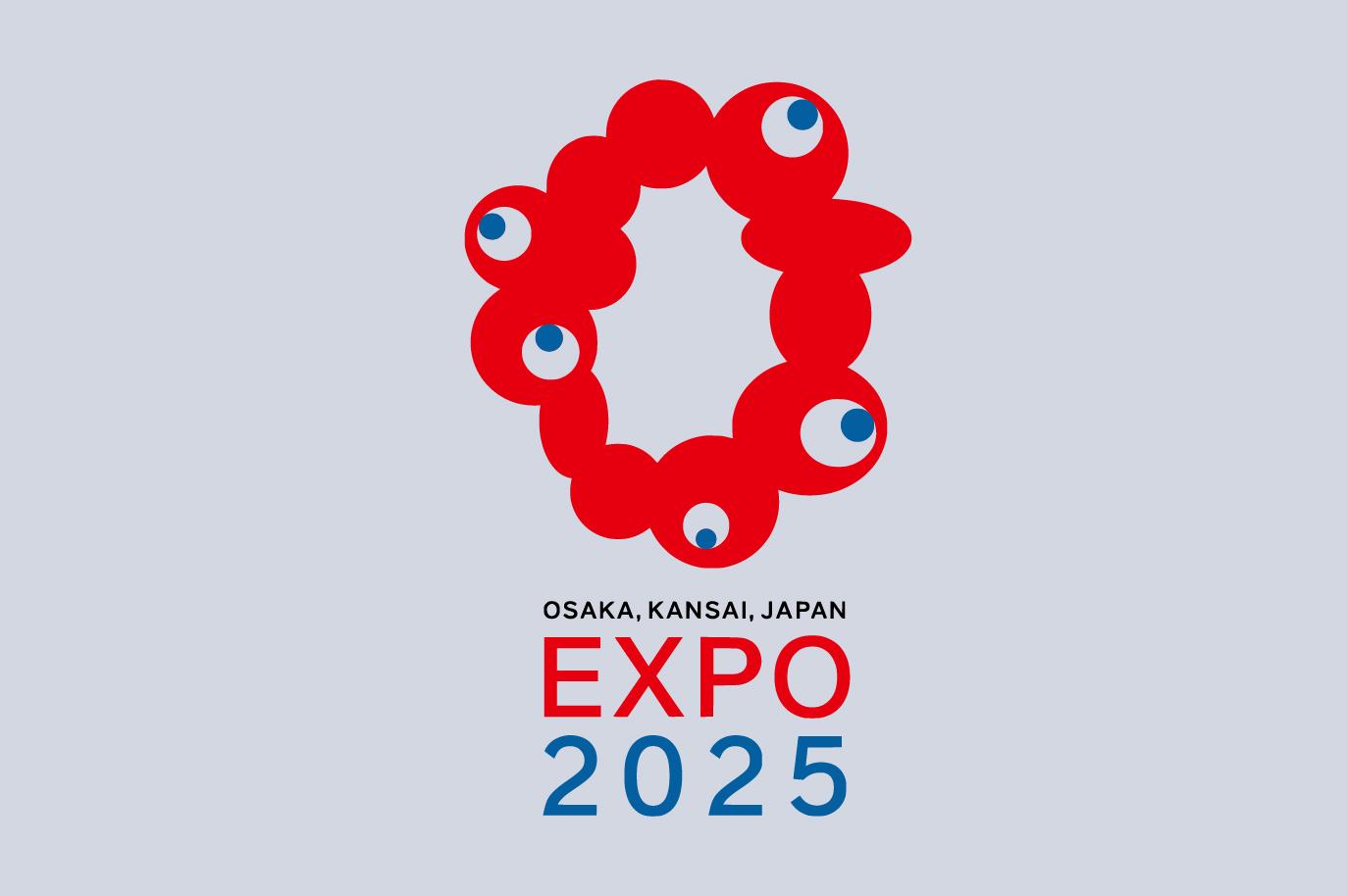 Logo ufficiale di Expo 2025 Osaka, Kansai, Japan. Il design presenta una forma circolare composta da più sfere rosse con occhi bianchi e blu al centro, creando un effetto organico e dinamico. Accanto al simbolo, è presente il testo 'OSAKA, KANSAI, JAPAN' in nero, 'EXPO' in rosso e '2025' in blu, il tutto su sfondo grigio chiaro.